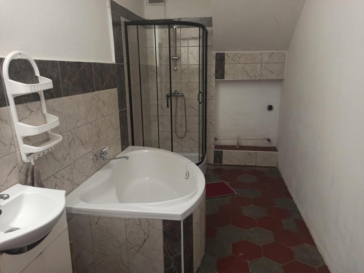 Apartman Menany Exterior photo